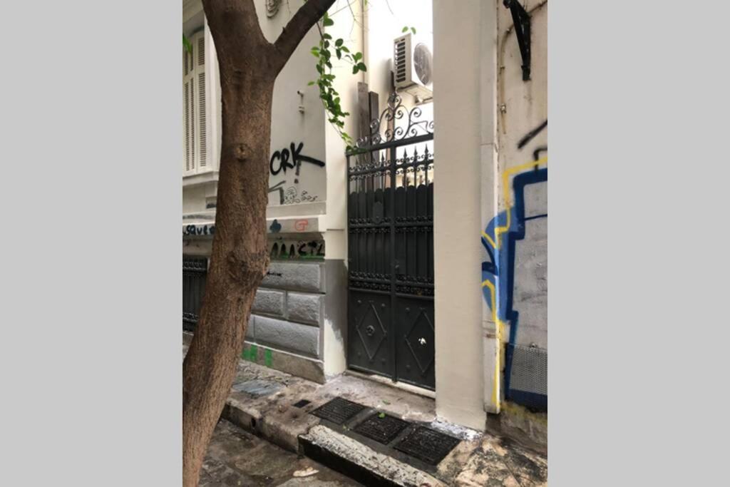 Exarcheia: Independent Ground Floor House. Apartment เอเธนส์ ภายนอก รูปภาพ