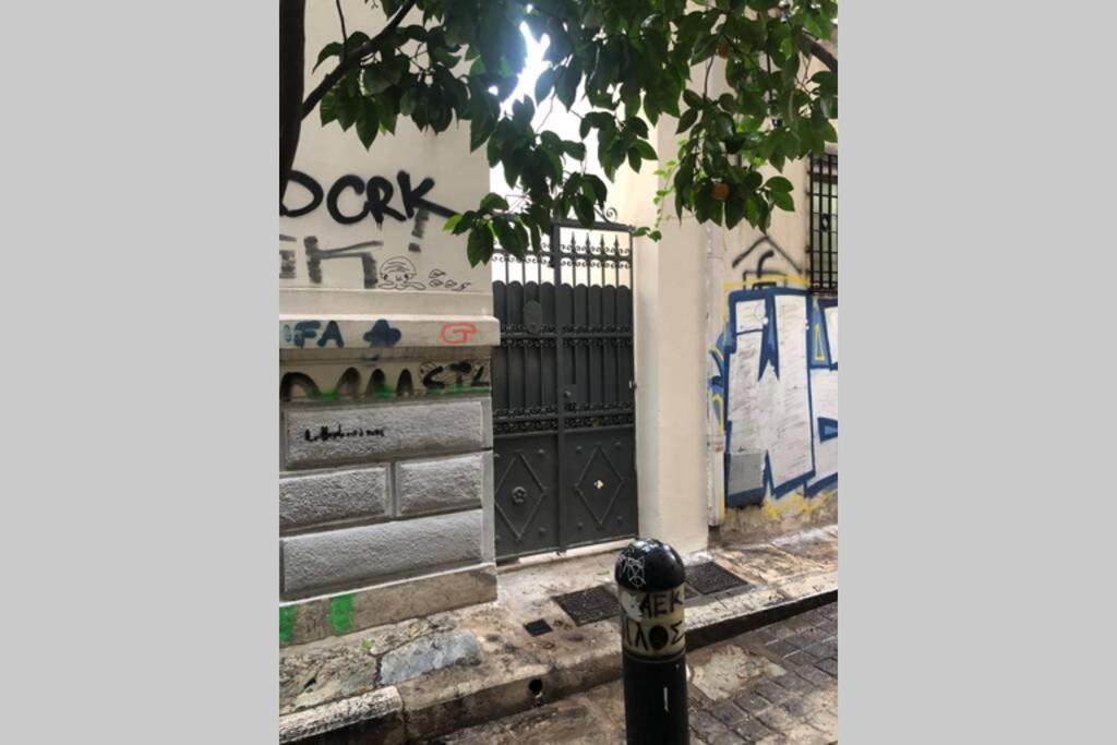 Exarcheia: Independent Ground Floor House. Apartment เอเธนส์ ภายนอก รูปภาพ